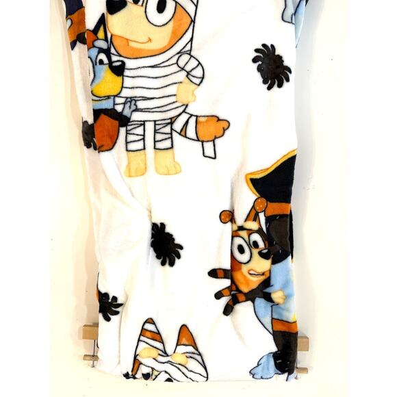 Bluey Halloween Plush Throw Blanket 50"x70" Mummy Pirate Print Kids TV Show NWT - Picture 5 of 5